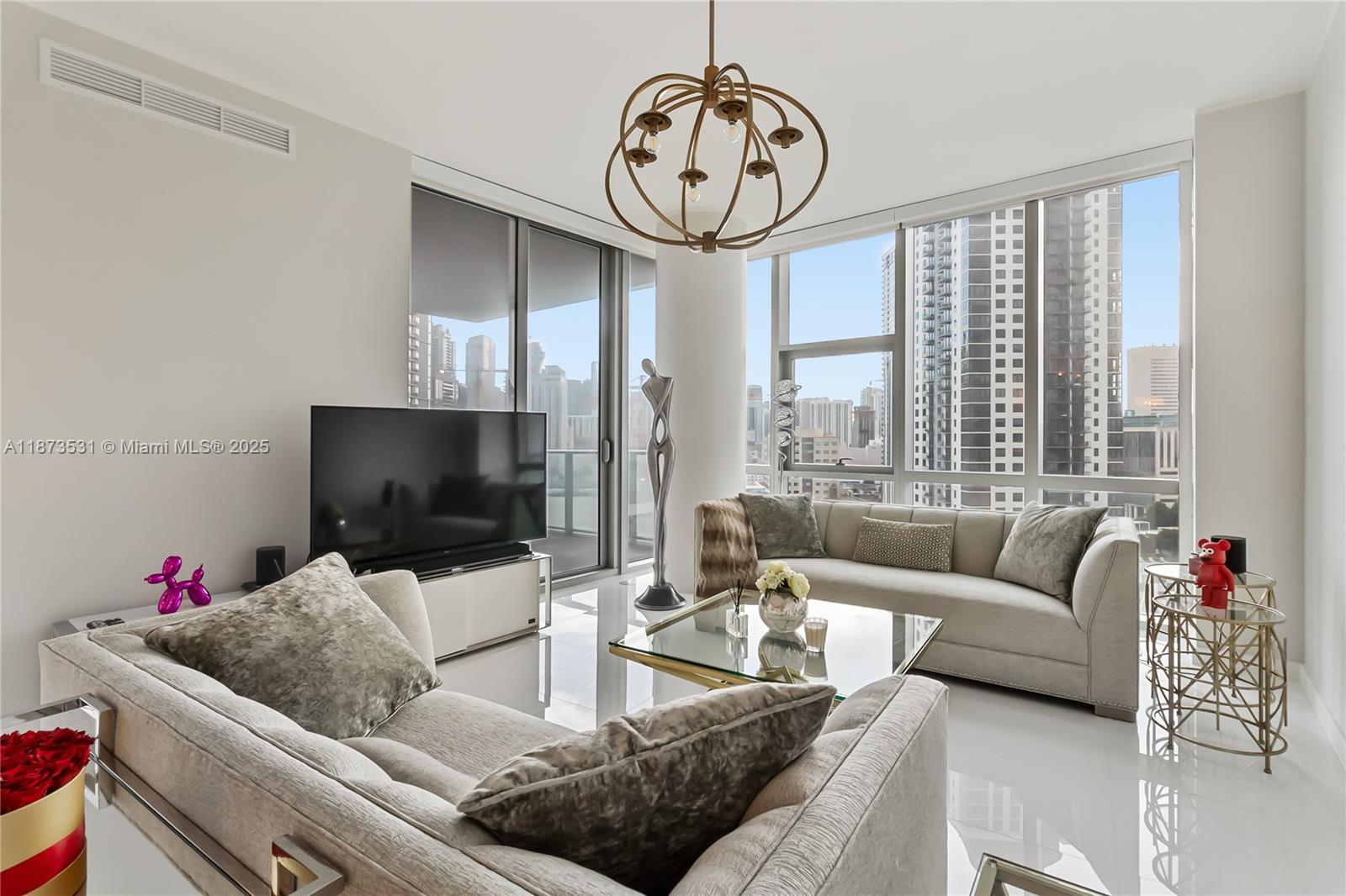 851 NE 1st Ave #1611, Miami, FL, 33132 - Investment Condo. Photo #1