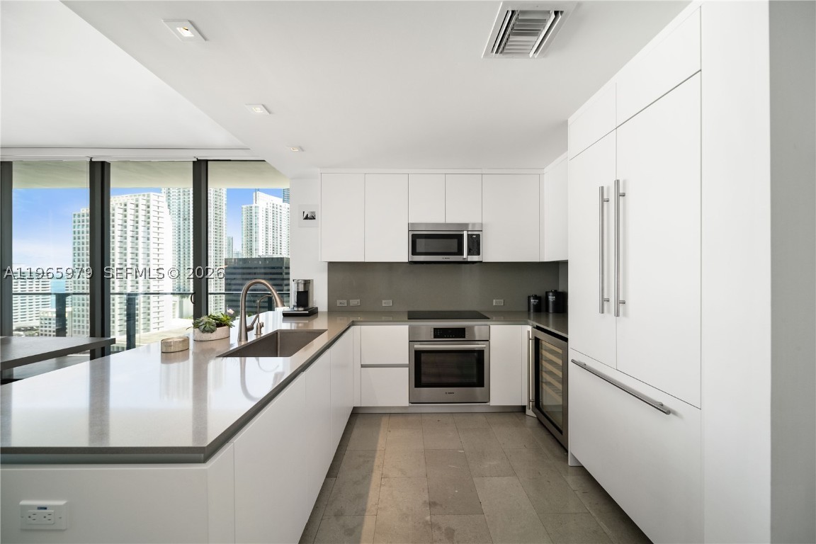 68 SE 6th #1201, Miami, FL, 33131 - Investment Condo. Photo #1