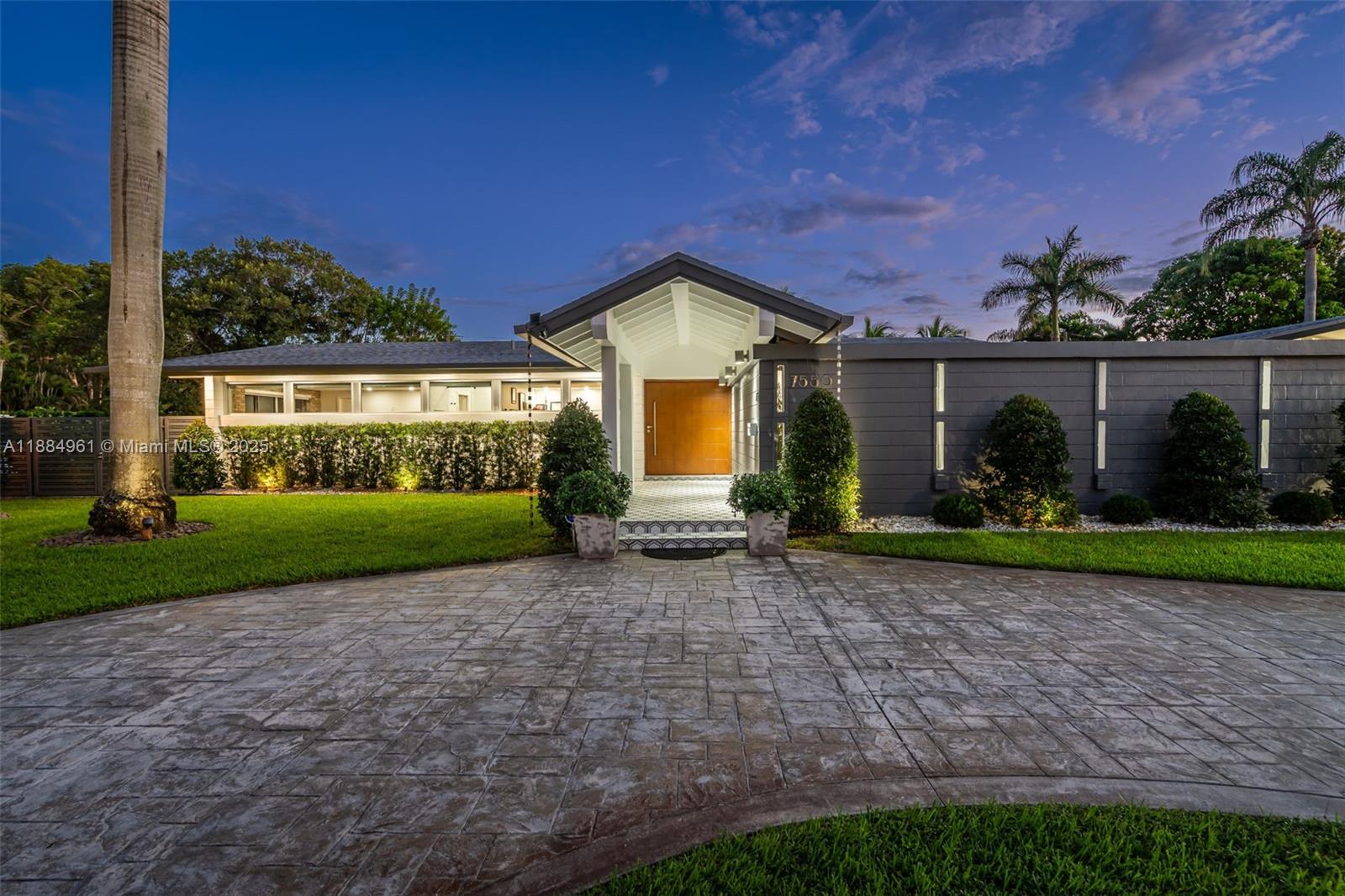 7550 SW 60th St, Miami, FL, 33143 - Investment Single Family Home. Photo #1