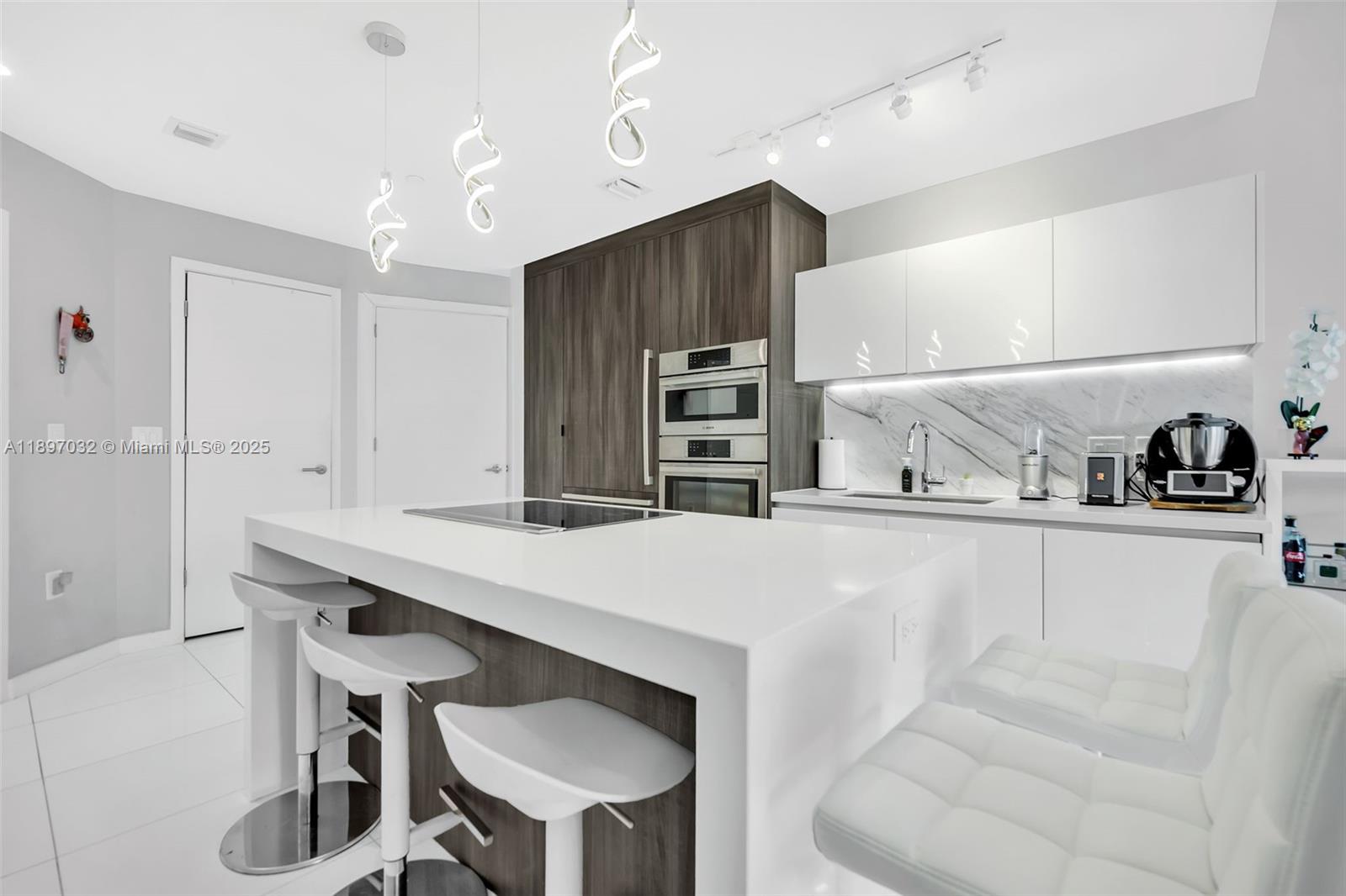 851 NE 1st Ave #806, Miami, FL, 33132 - Investment Condo. Photo #1