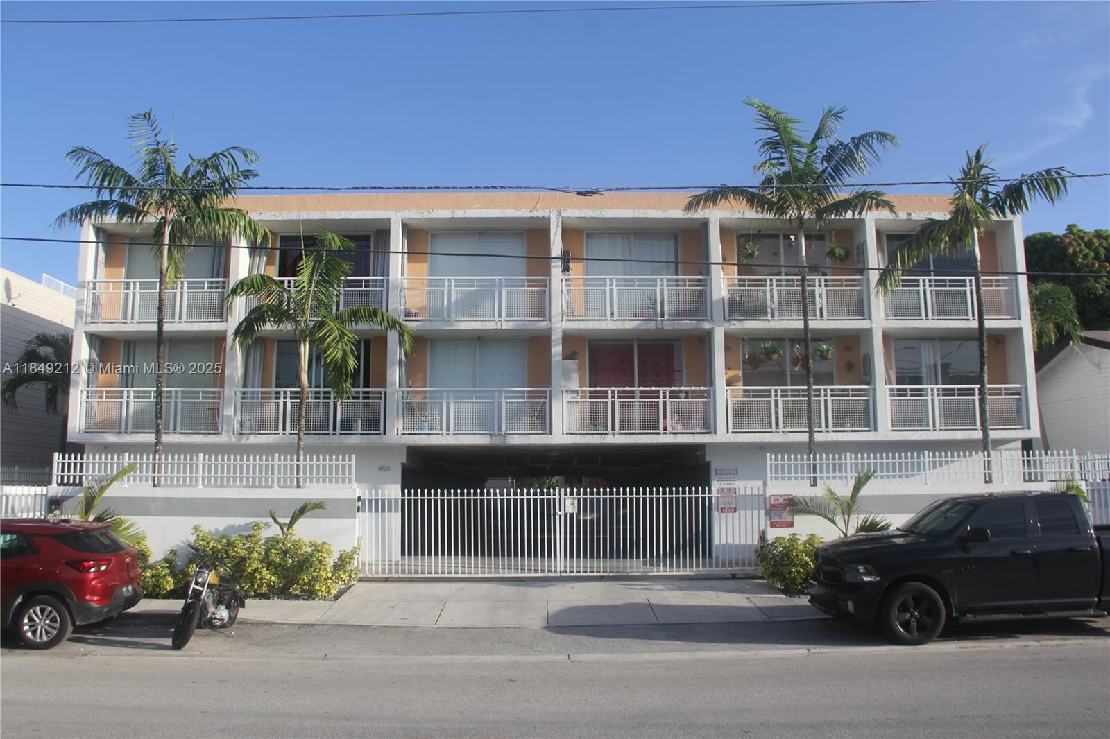 450 SW 3rd St #10, Miami, FL, 33130 - Investment Condo. Photo #1