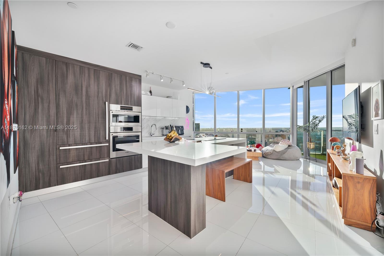 851 NE 1st Ave #3910, Miami, FL, 33132 - Investment Condo. Photo #1