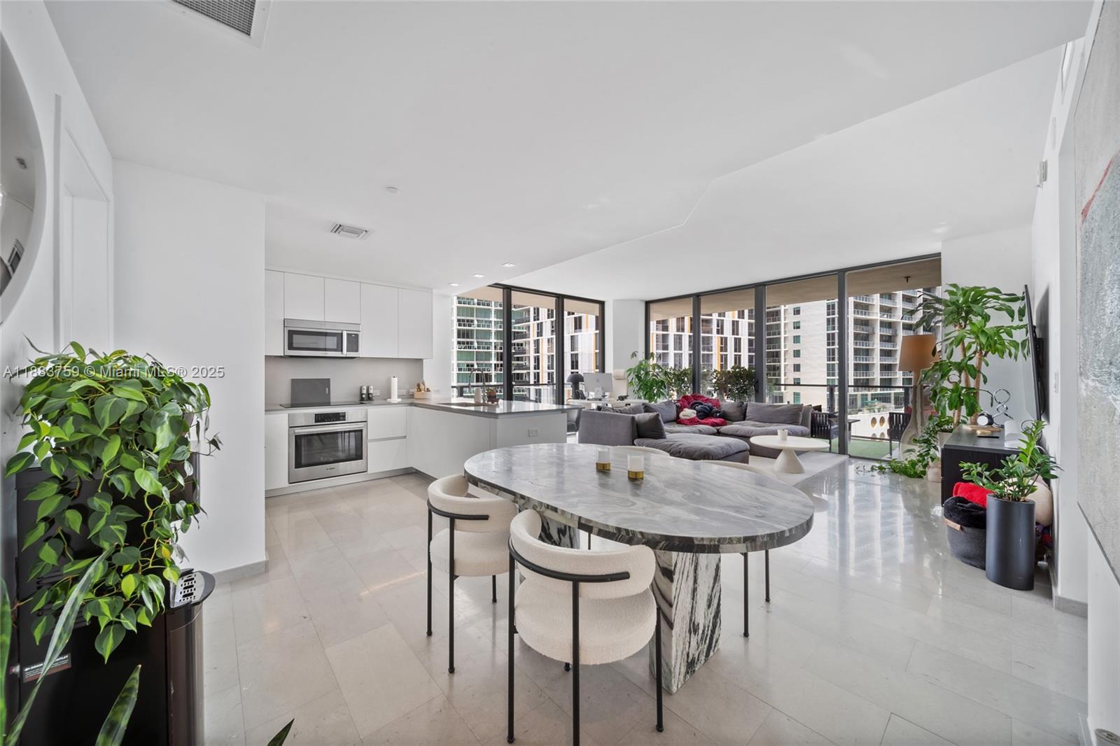 68 SE 6th St #811, Miami, FL, 33131 - Investment Condo. Photo #1