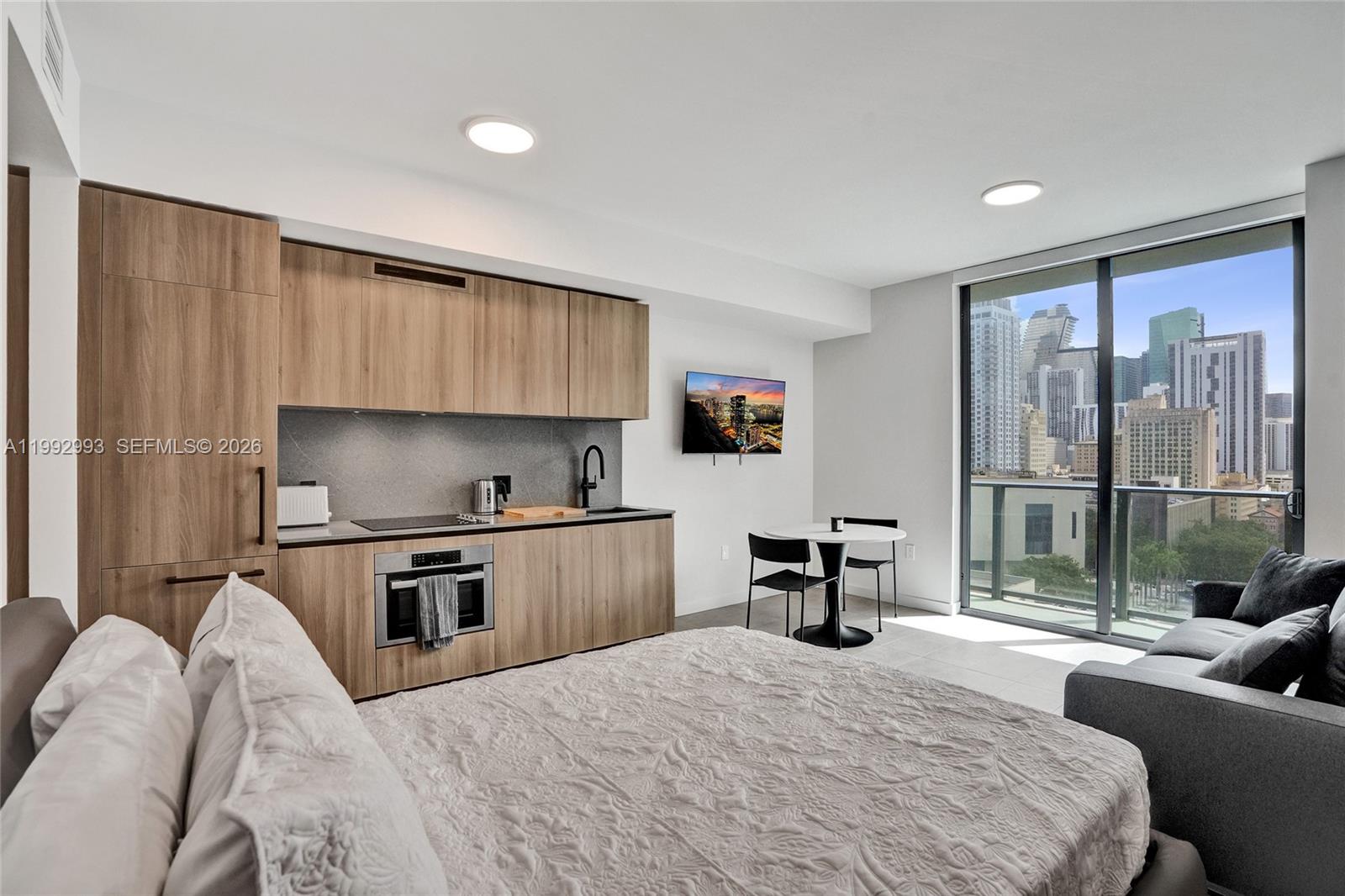 121 NE 5th #1404, Miami, FL, 33132 - Investment Condo. Photo #1