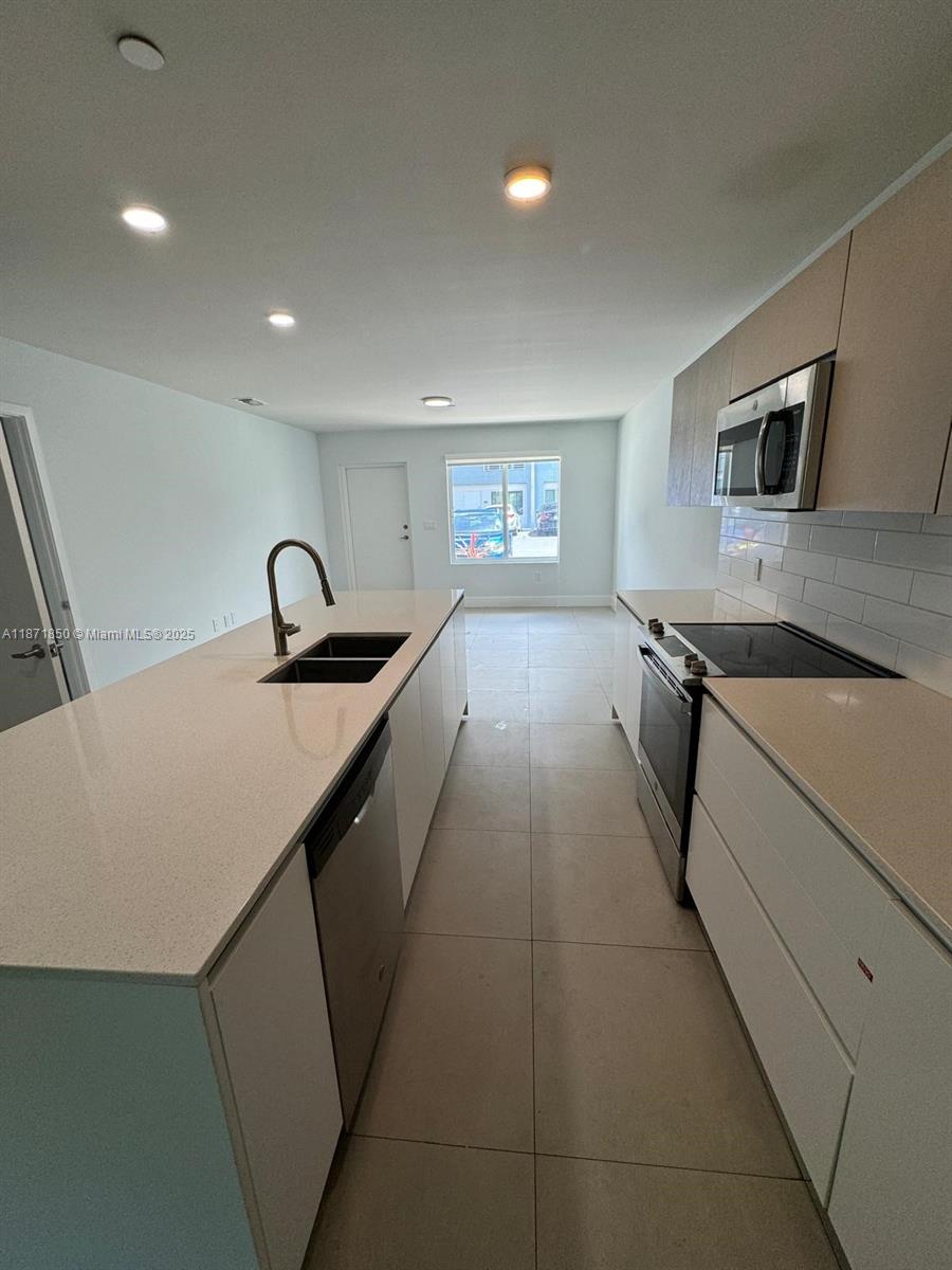 2555 NE 193rd St #2106, Miami, FL, 33180 - Investment Townhome. Photo #1