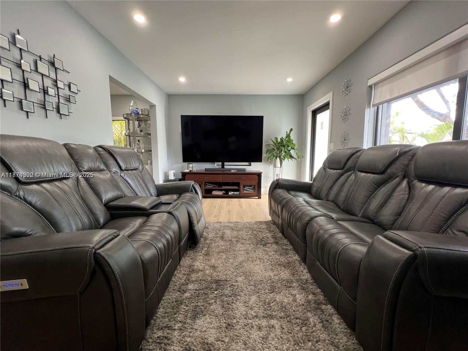 860 NW 18th Pl, Miami, FL, 33125 - Investment Single Family Home. Photo #1