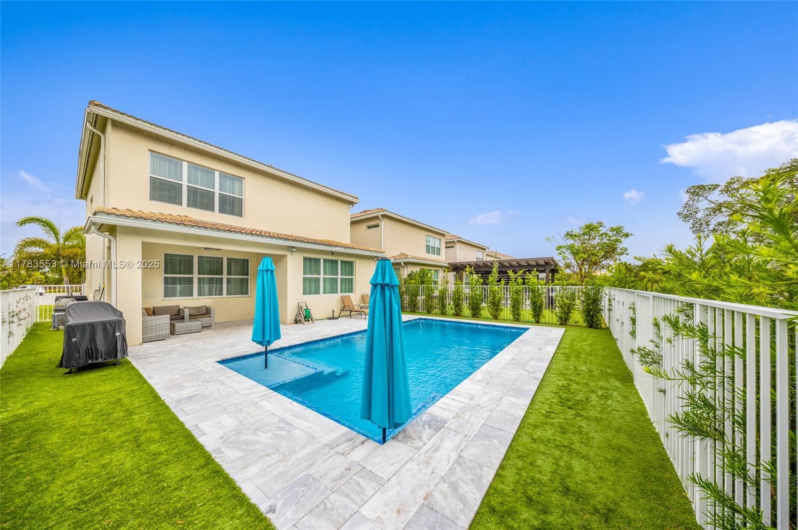 Residential in Hollywood - Photo 1