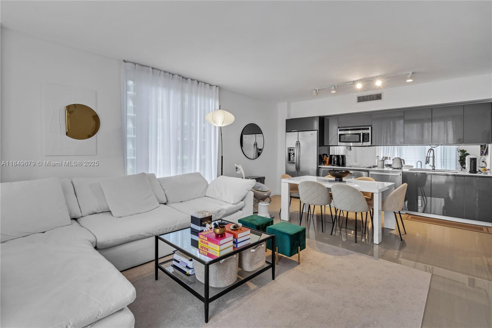 31 SE 6th St #702, Miami, FL, 33131 - Investment Condo. Photo #1