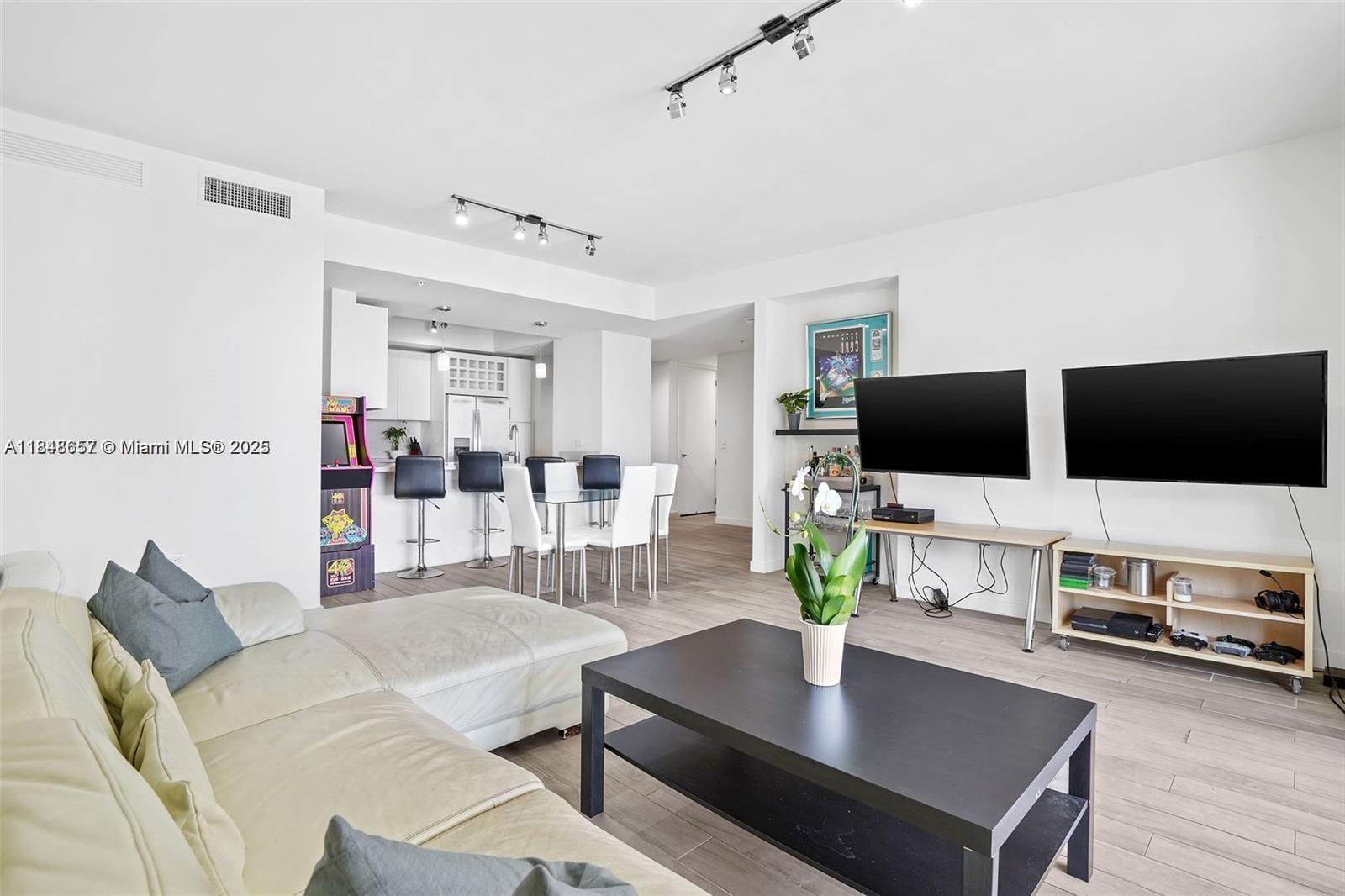 999 SW 1st Ave #2717, Miami, FL, 33130 - Investment Condo. Photo #1