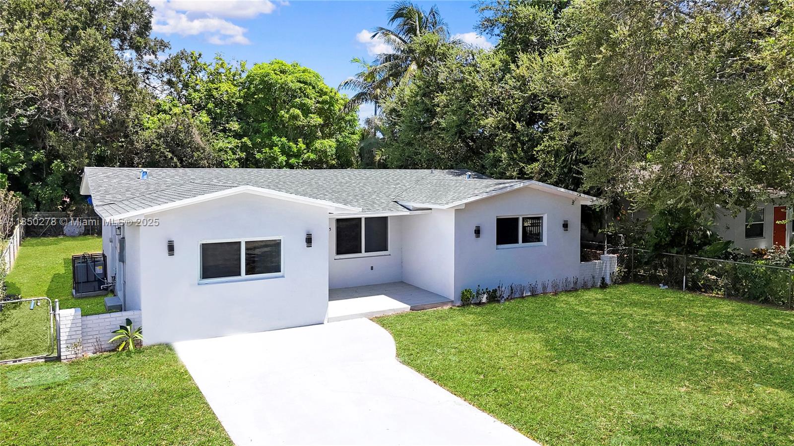 255 NE 164th St, Miami, FL, 33162 - Investment Single Family Home. Photo #1