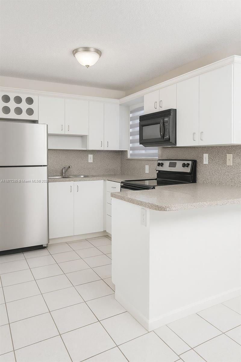 8170 NW 10th St #2, Miami, FL, 33126 - Investment Condo. Photo #1