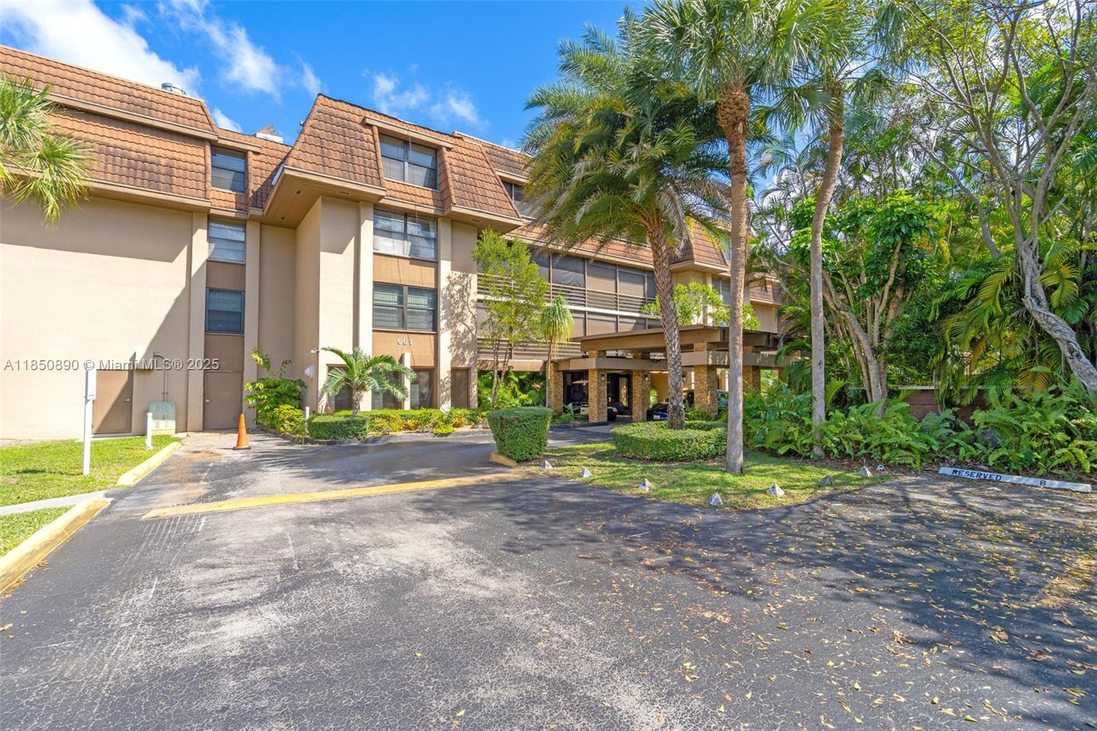661 NE 195th St #312, Miami, FL, 33179 - Investment Condo. Photo #1