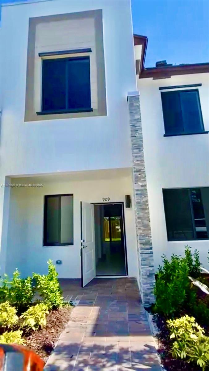 909 NE 211th St, Miami, FL, 33179 - Investment Townhome. Photo #1