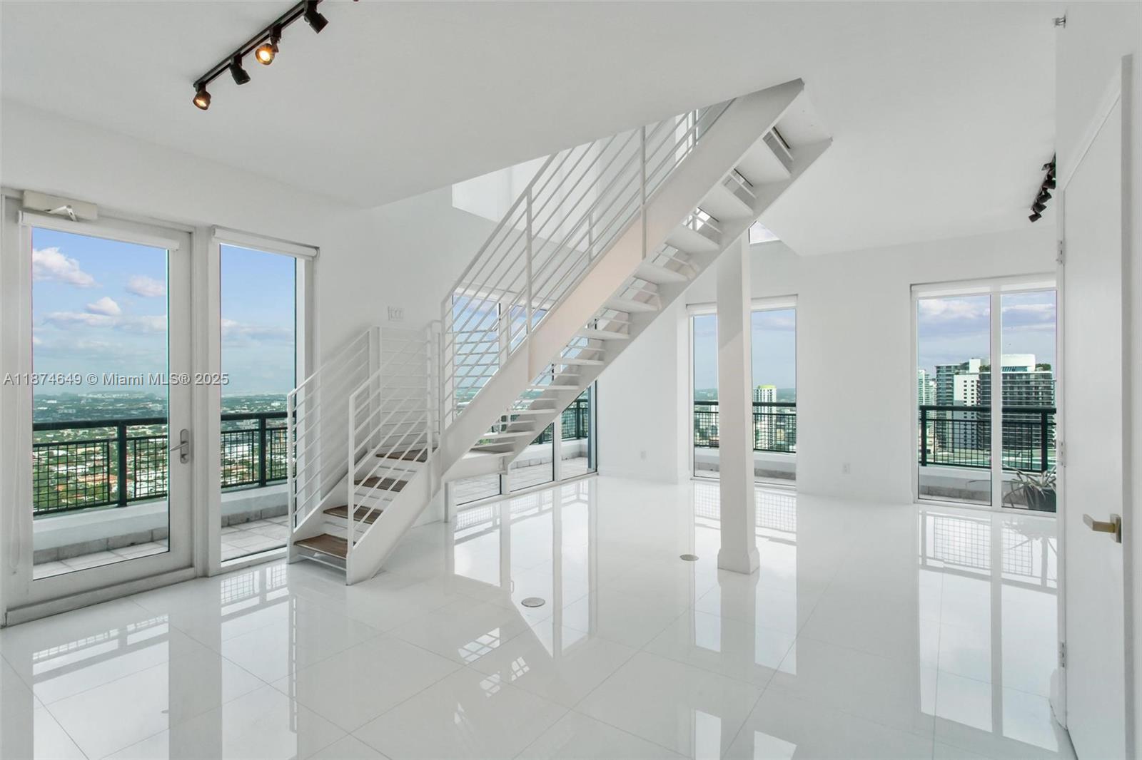 60 SW 13th St #4413, Miami, FL, 33130 - Investment Condo. Photo #1