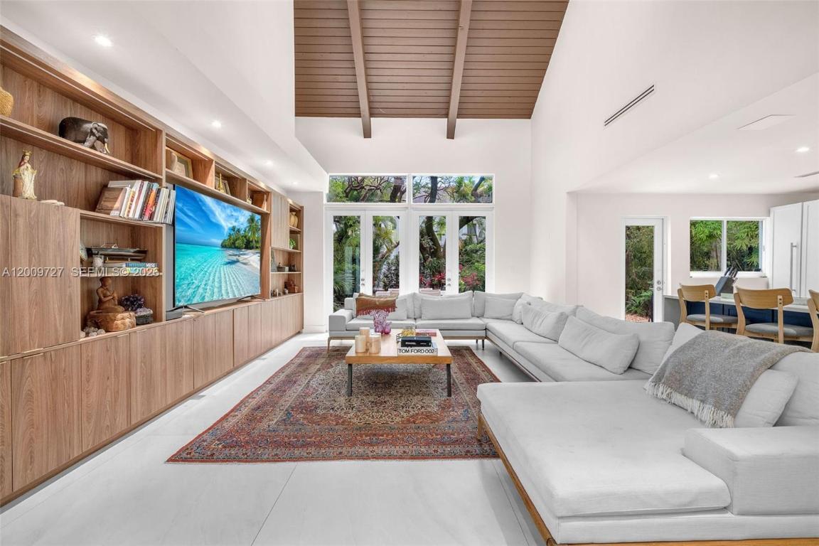 1933 S Oak Haven, Miami, FL, 33179 - Investment Single Family Home. Photo #1