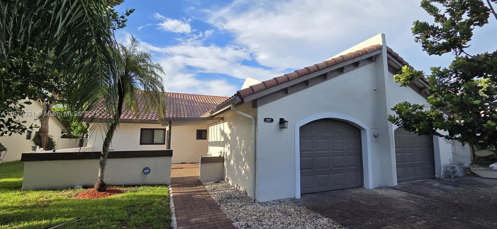 11527 SW 84th Ln, Miami, FL, 33173 - Investment Townhome. Photo #1
