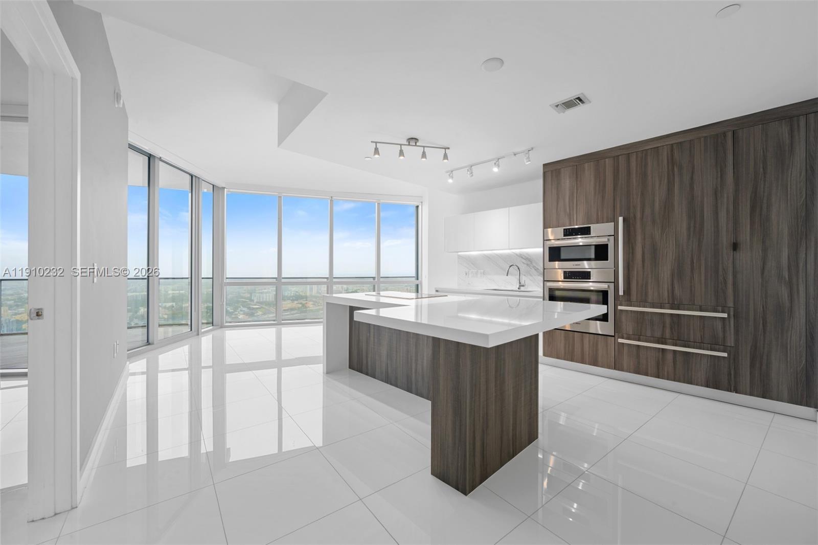 851 NE 1st #4204, Miami, FL, 33132 - Investment Condo. Photo #1