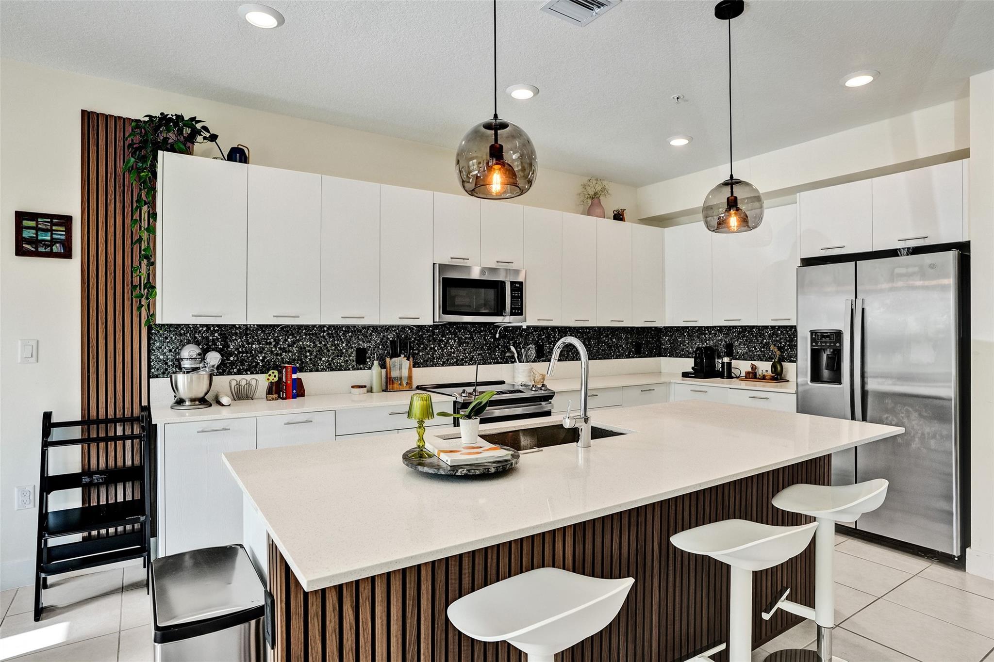 8001 NW 41st St #F-109, Miami, FL, 33166 - Investment Condo. Photo #1