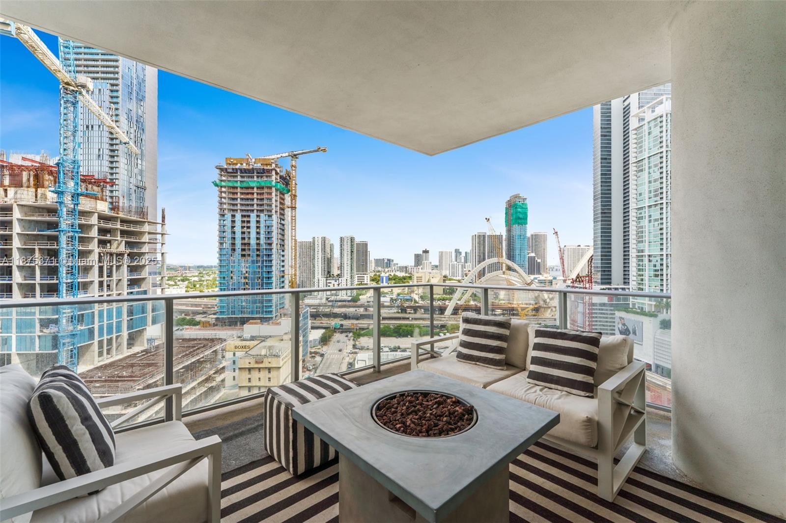 851 NE 1st Ave #1700, Miami, FL, 33132 - Investment Condo. Photo #1