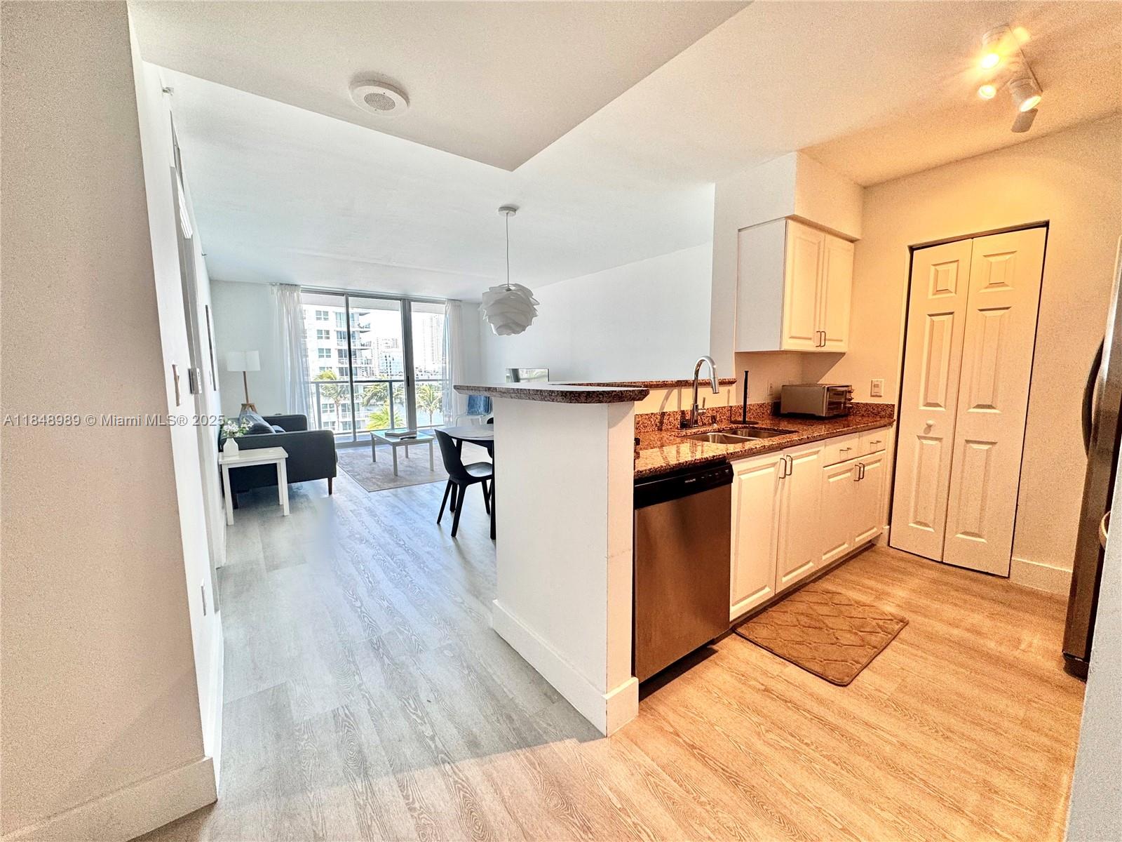 1155 Brickell Bay Dr #906, Miami, FL, 33131 - Investment Condo. Photo #1