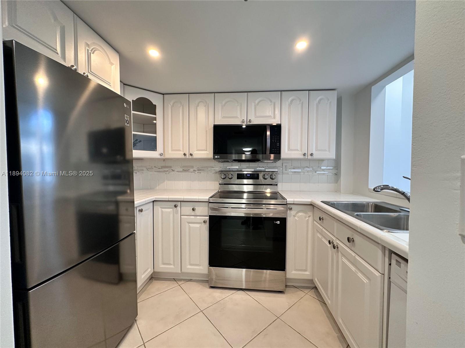 540 Brickell Key Dr #302, Miami, FL, 33131 - Investment Condo. Photo #1