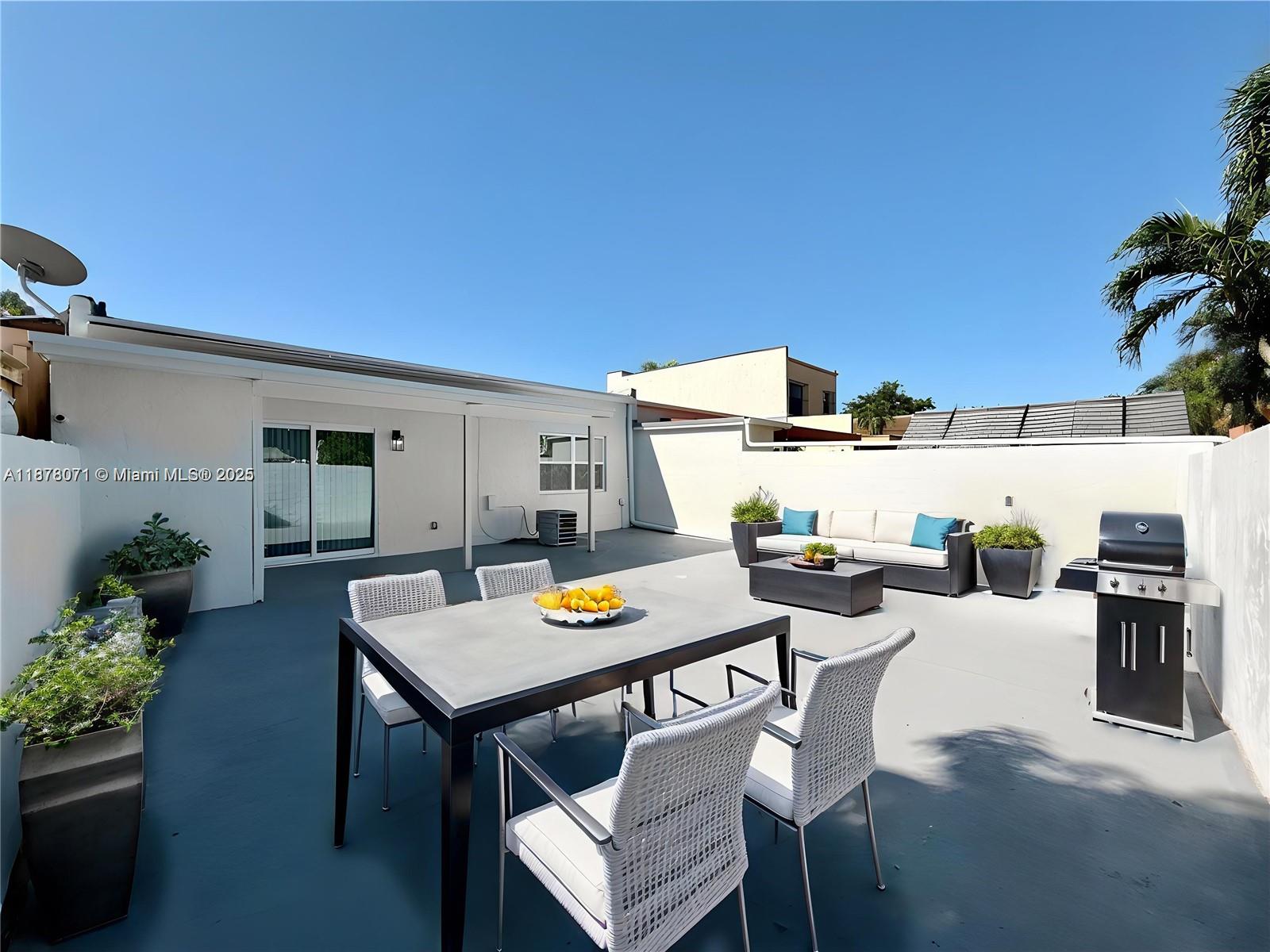 11240 SW 33rd Cir Pl, Miami, FL, 33165 - Investment Townhome. Photo #1