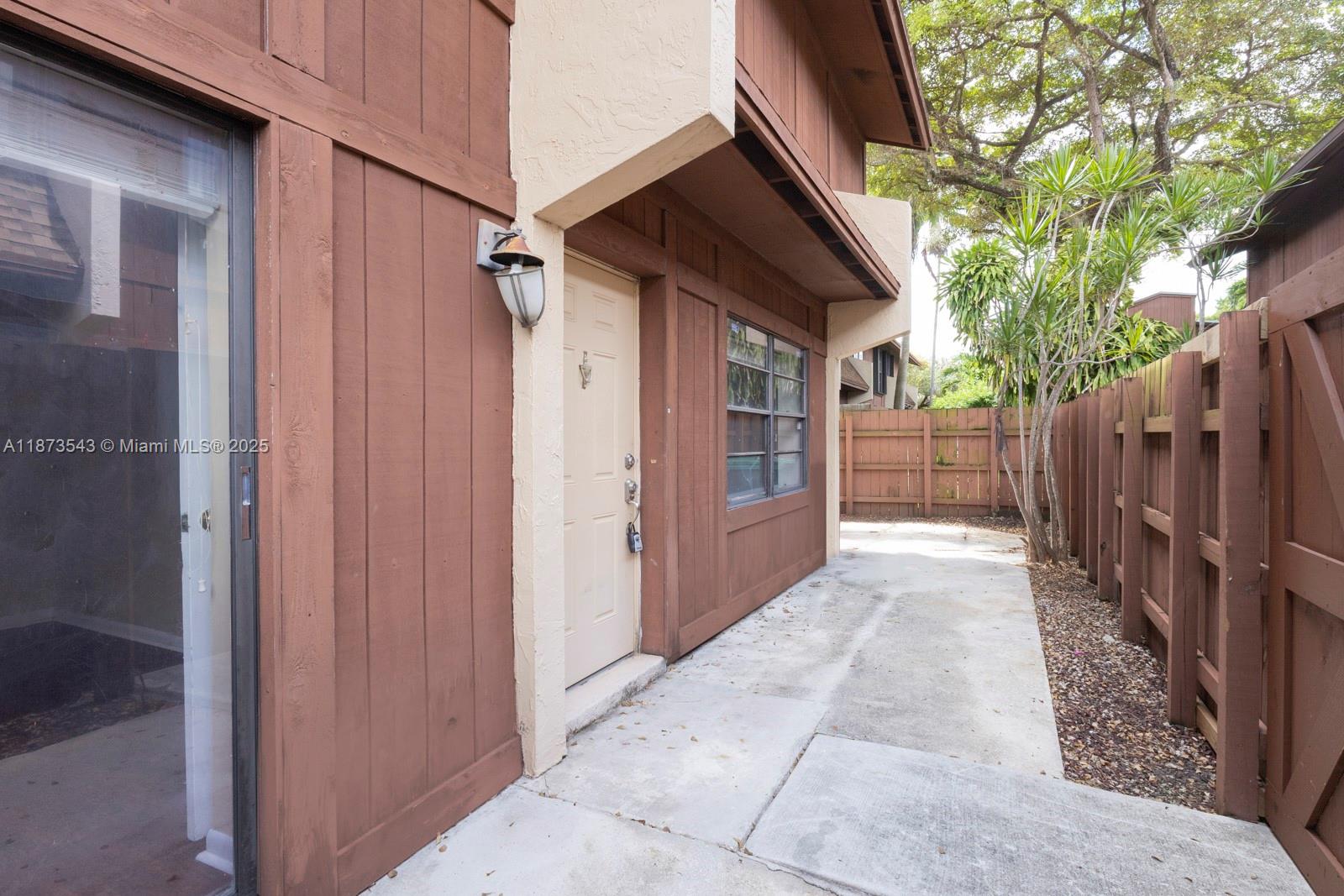 6924 SW 114th Pl #H56, Miami, FL, 33173 - Investment Townhome. Photo #1