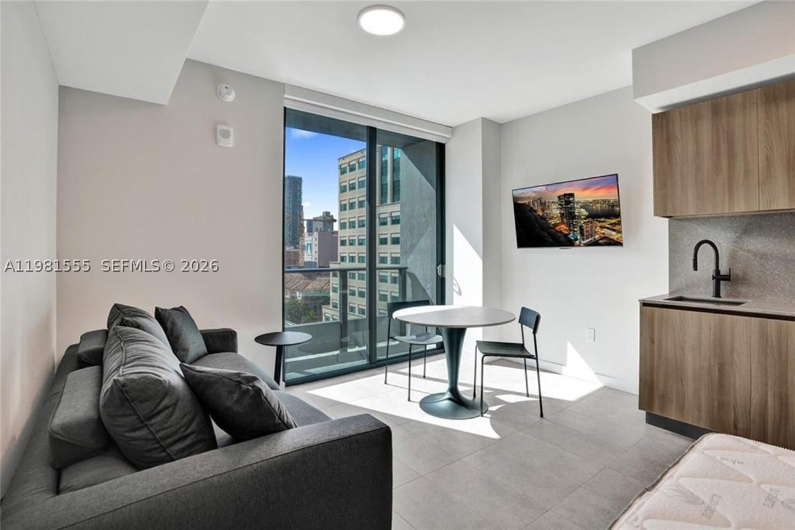 121 NE 5 #801B, Miami, FL, 33132 - Investment Condo. Photo #1