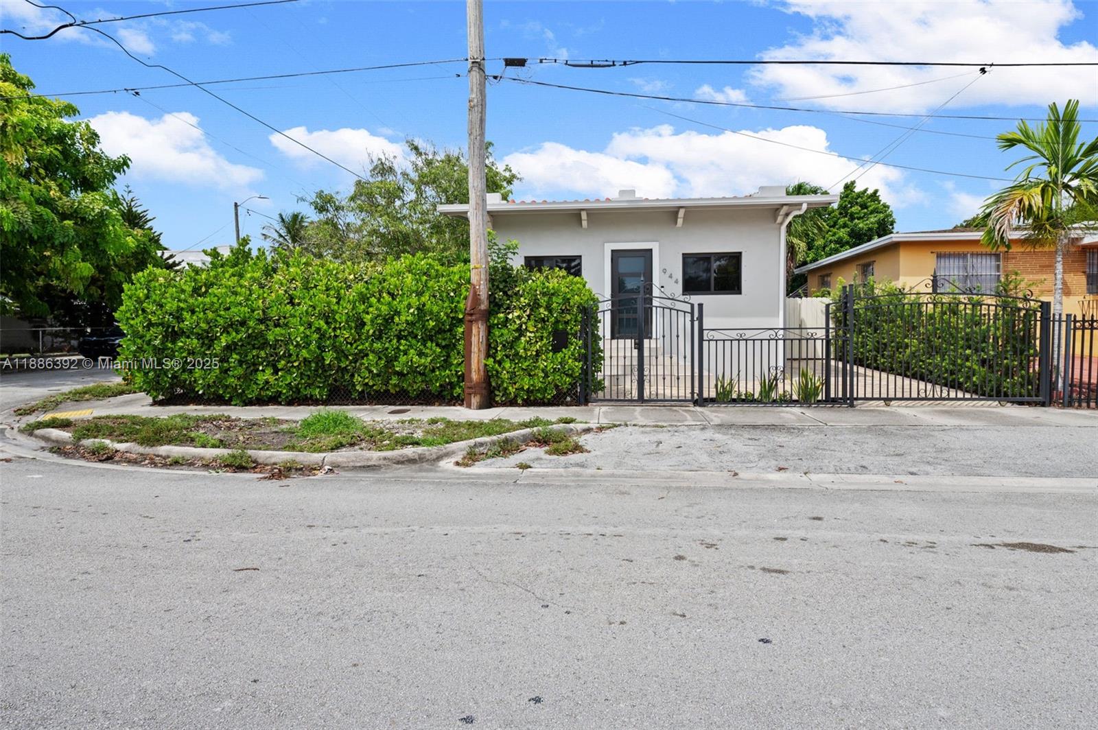 944 SW 10th Ave, Miami, FL, 33130 - Investment Single Family Home. Photo #1
