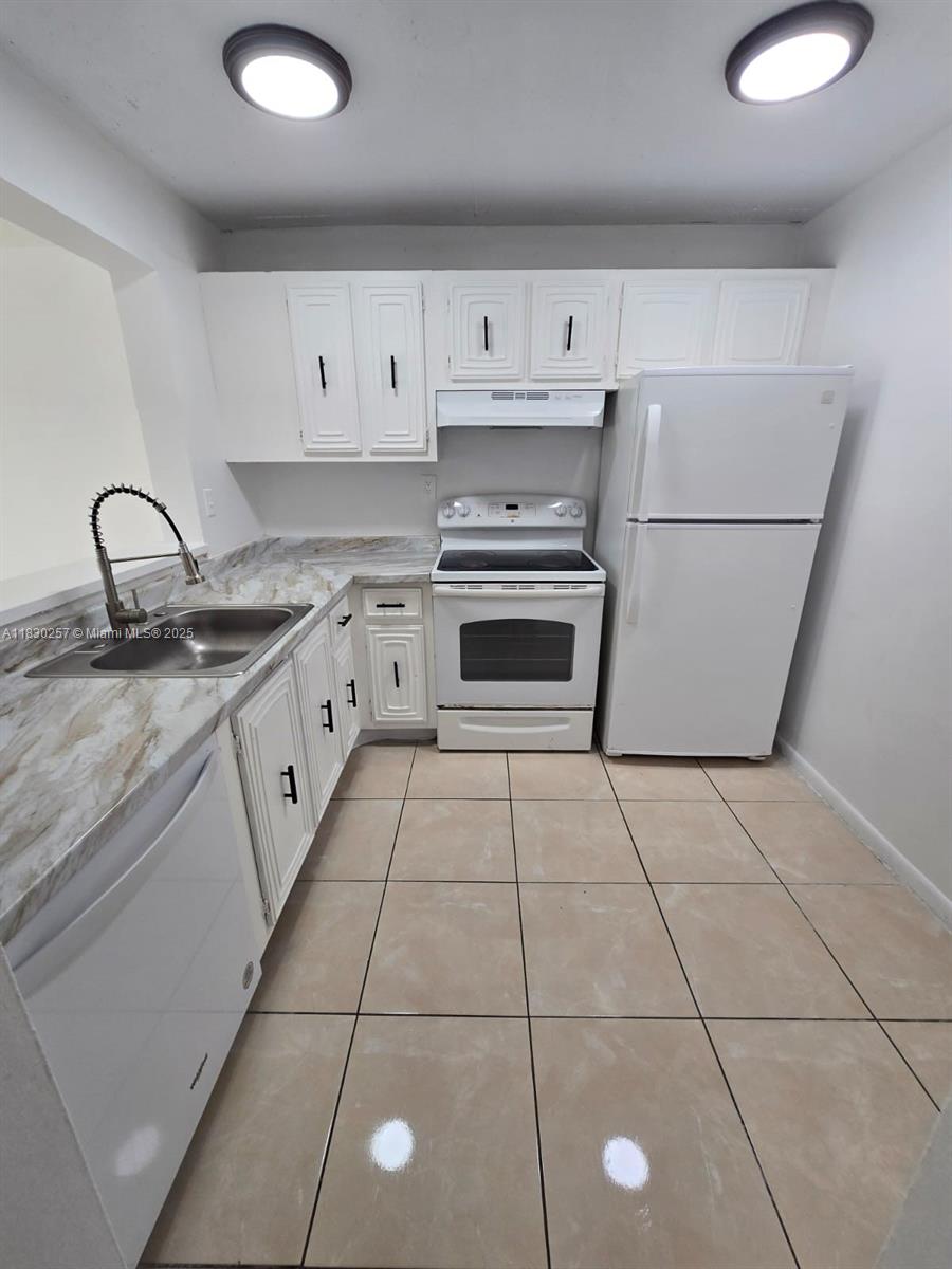 486 NW 165th St Rd #B-306, Miami, FL, 33169 - Investment Condo. Photo #1