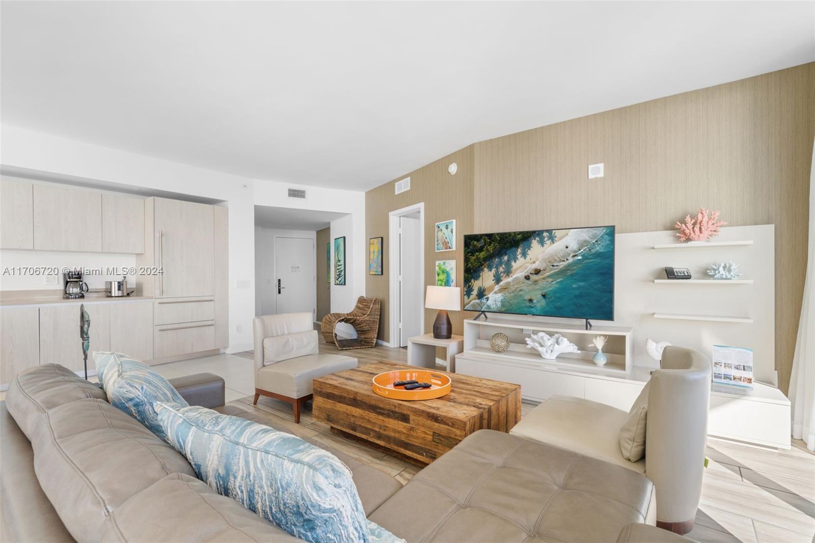 Residential in Hollywood - Photo 8