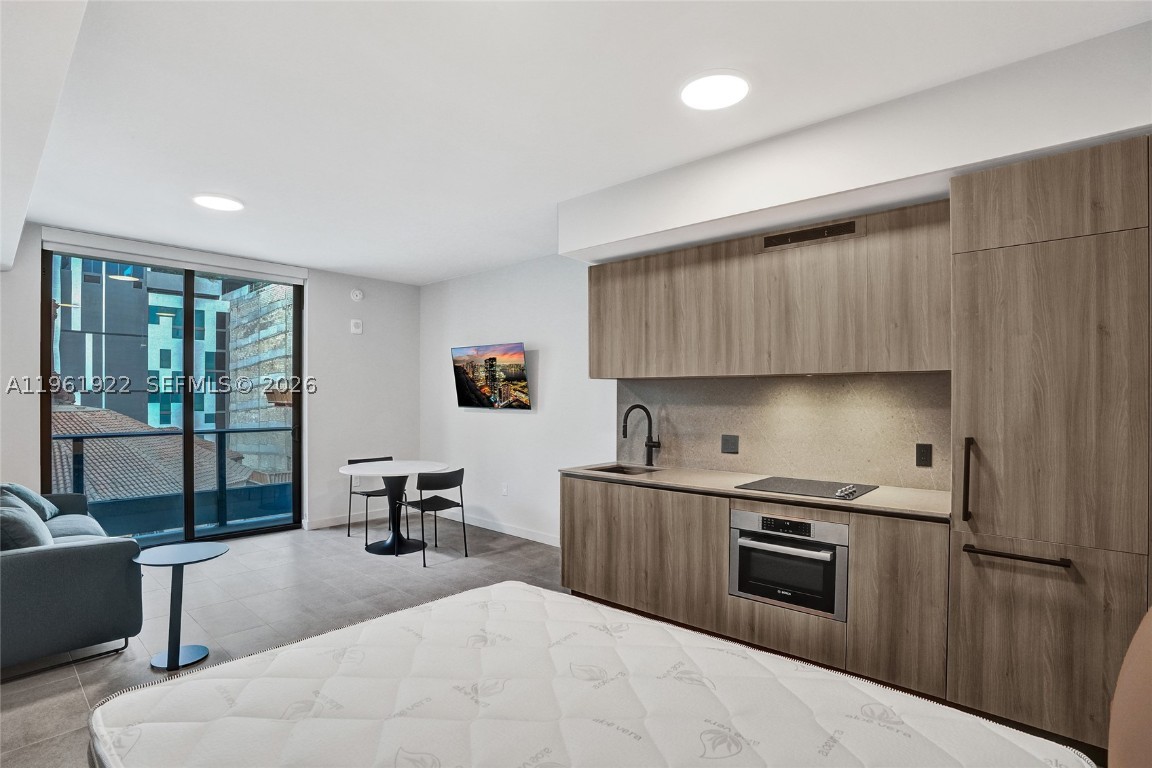 121 NE 5th #807, Miami, FL, 33132 - Investment Condo. Photo #1