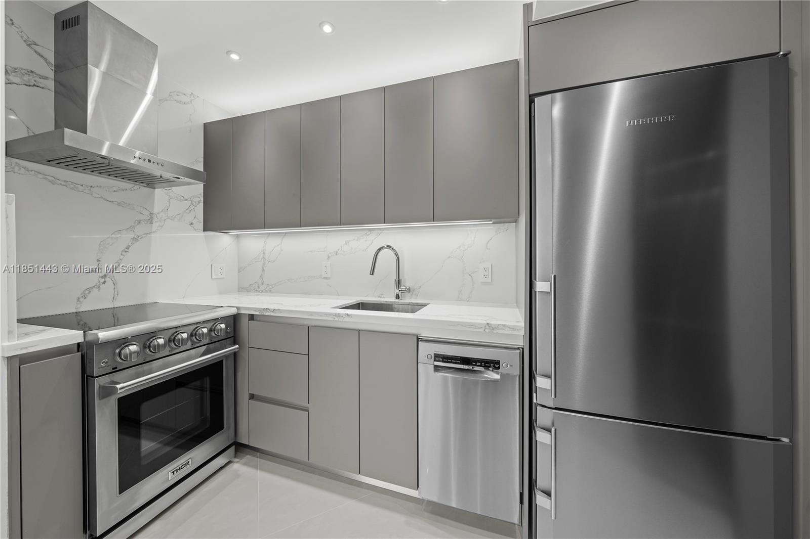 999 Brickell Bay Dr #904, Miami, FL, 33131 - Investment Condo. Photo #1
