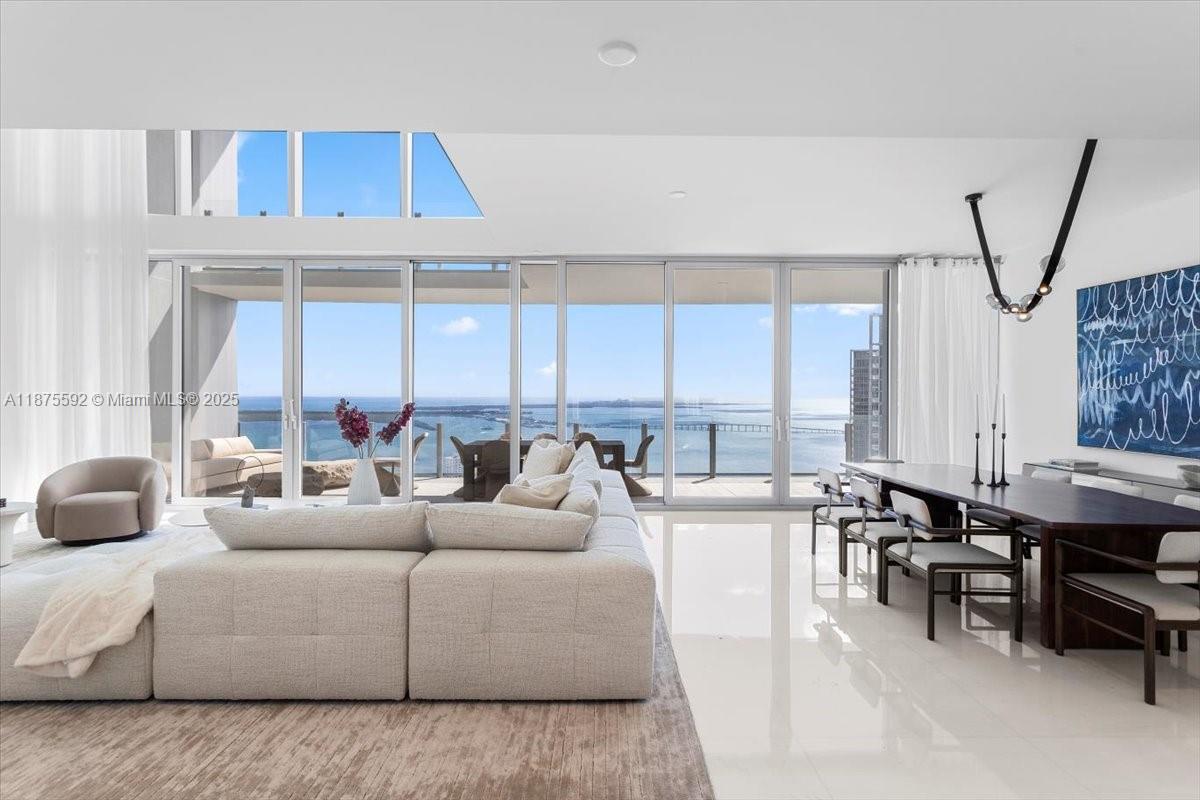 300 Biscayne Blvd Way #5002 Duplex, Miami, FL, 33131 - Investment Condo. Photo #1