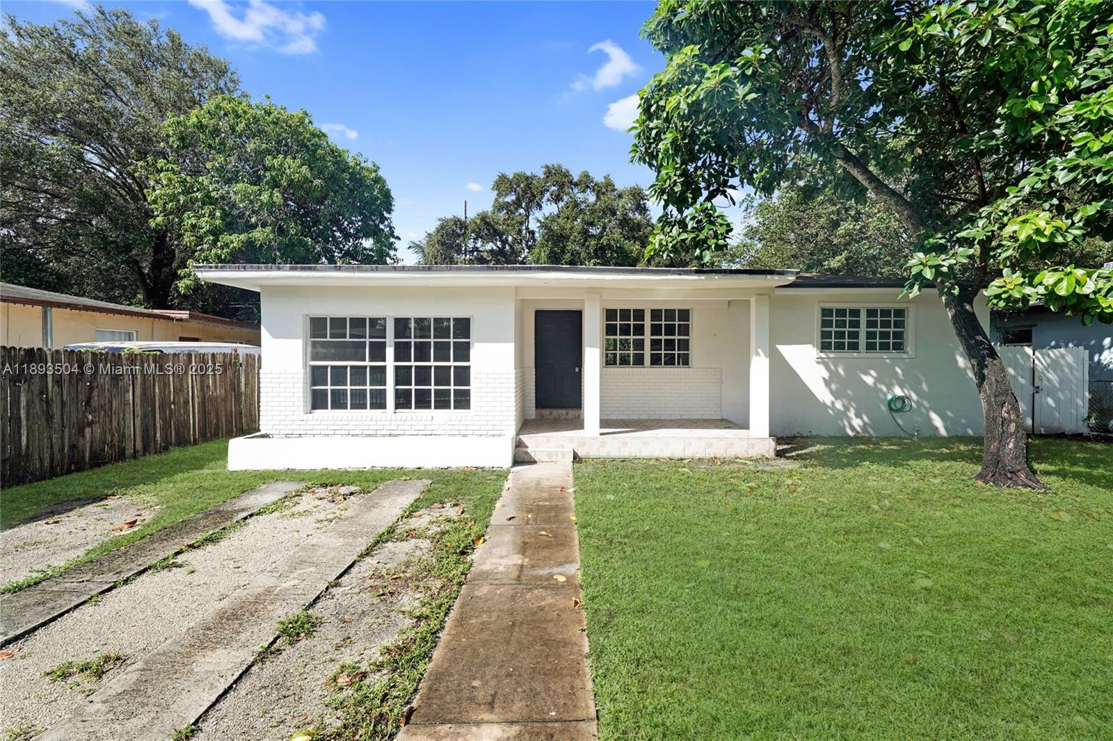 535 NE 162nd St, Miami, FL, 33162 - Investment Single Family Home. Photo #1
