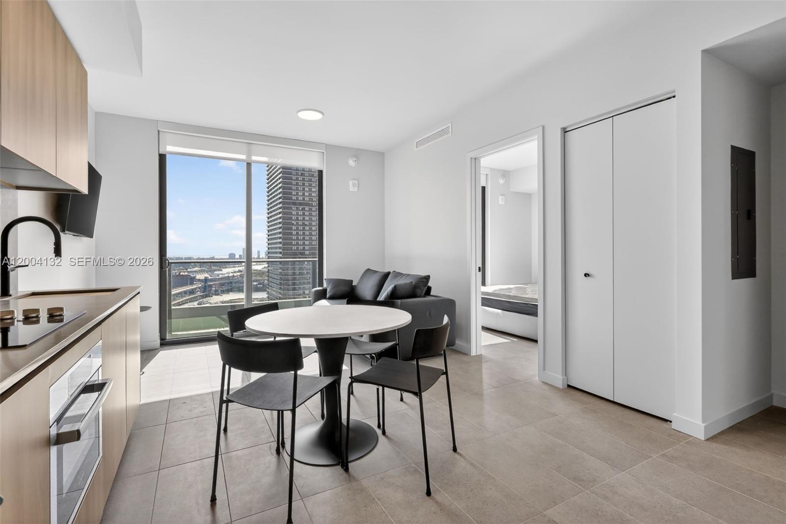121 NE 5th #3313, Miami, FL, 33132 - Investment Condo. Photo #1