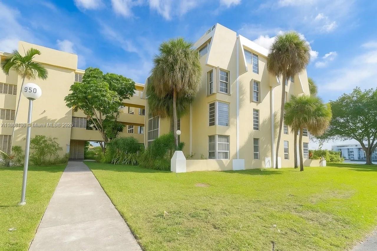 950 NE 199th st #1A 101, Miami, FL, 33179 - Investment Condo. Photo #1