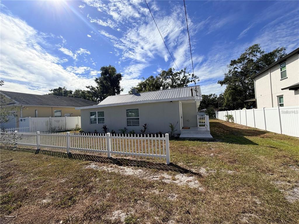 Single Family Residence in Tampa - Photo 2